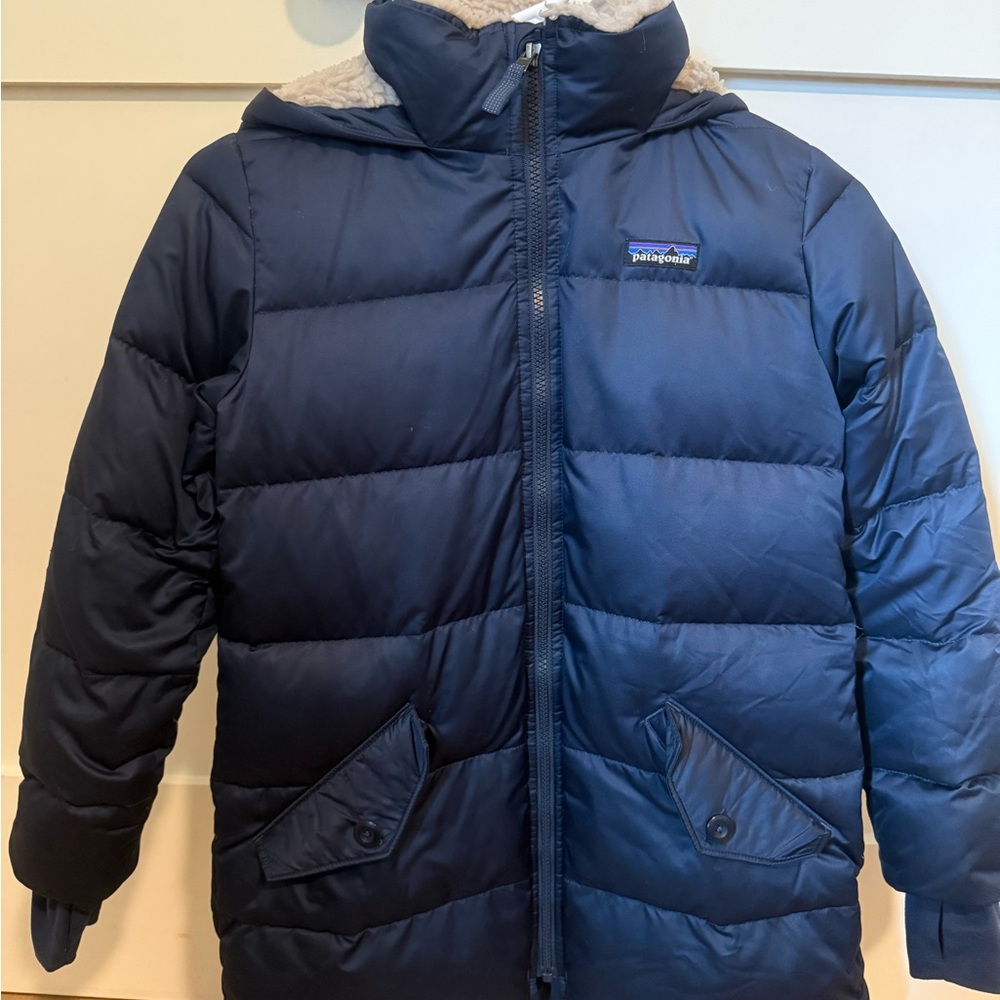 Patagonia Kids' Dark Blue Puffer Coat with Sherpa lined hood and collar. M/10